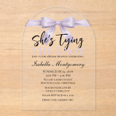 ラベンダーリボンの「She's Tying the Knot」テーマ アクリル招待状 (正面)