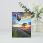 ラベンダー畑の上の日の出と熱い気球 ポストカード (スタンド正面)