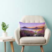 ラベンダー畑の中の茶色の木製のドック ランバークッション (椅子)