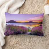 ラベンダー畑の中の茶色の木製のドック ランバークッション (ブランケット)