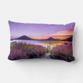 ラベンダー畑の中の茶色の木製のドック ランバークッション (裏面)