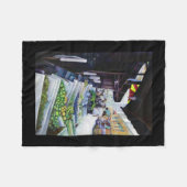 ラベンダー通り、シンガポールの明るい面 フリースブランケット (正面(横))