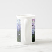 ラベンダー&薄紫ホルテンシアアジサイ花 ボーンチャイナマグカップ (裏面)