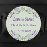ラベ結婚ンダーeucalyptus sage love is sweet ラウンドシール<br><div class="desc">セージ緑の背景。紫の文字：愛は甘い。名前と日付をパーソナライズ結婚して追加する。水飾色のラベンダーの花とユーカリの緑。甘いお客様のためにチョコレート、クッキーのような好意。</div>