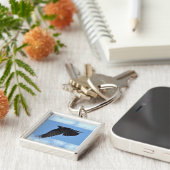 ラベ飛んでいるンモダンアートの青 キーホルダー (側面)