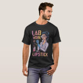 ラボワークと口紅ケミストリー女化学者 Tシャツ (正面フル)