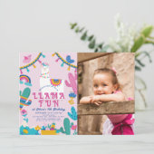 ラマおもしろいアルパカガールピンク誕生日写真 招待状 (スタンド正面)
