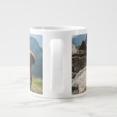 ラマが見渡せる遺跡 | Machu Picchu，ペルー ジャンボコーヒーマグカップ (裏面)