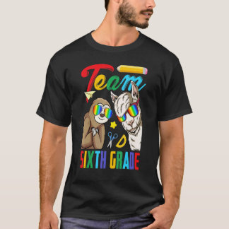ラマと一緒の6年生のナマケモノのチーム 初めての登校日 Tシャツ