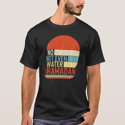 ラマダンも水もムスリム断食月 Tシャツ (正面)