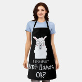 ラマ・オーケー・ラマ・アルパカ好き エプロン (着用した状態)
