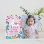 ラマ ファン アルパカ ガール ピンク 1歳 誕生日 写真 招待状 (スタンド正面)