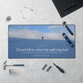 ラルフウォルド感動的引用文「トレイル」 デスクマット