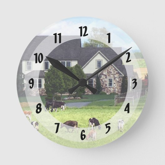 ランカスターPA – 牧草地に牛がいるファミリーファーム ラウンド壁時計 (正面)