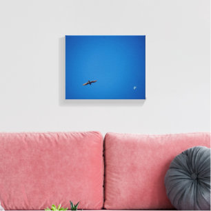 ラングリーの水辺を飛ぶ鳥と青空 キャンバスプリント