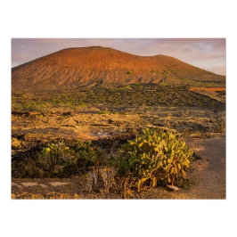 ランサローテ島の火山畑とサンセット時のカルデラ ポスター