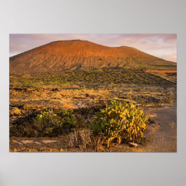 ランサローテ島の火山畑と日の入り時のカルデラ ポスター