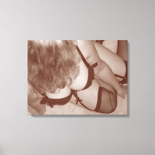 ランジェリーで感覚的な女性、成熟した自然美しい キャンバスプリント (正面)