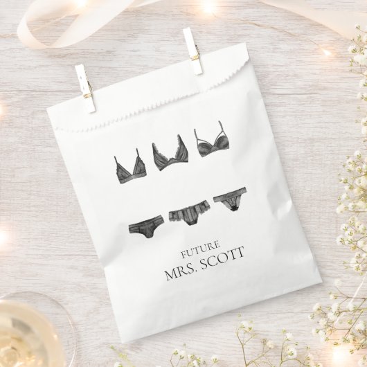 ランジェリーピンクとブラックのウェディングシャワーの中サイズのギフト フェイバーバッグ (クリップ留めされた状態)