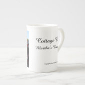 ランタンとピンクジンジャーブレッド – Martha's Vineyard ボーンチャイナマグカップ (正面右)