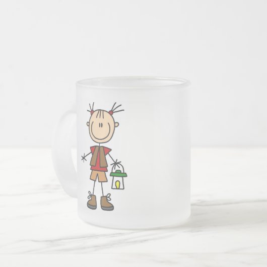 ランタンのTシャツおよびギフトを持つキャンプの女の子 フロストグラスマグカップ (正面左)