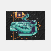 ランタンを持つ宇宙飛行士 フリースブランケット (正面(横))