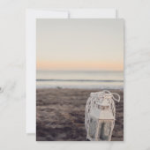 ランタン、ストリングライト、花、ビーチ婚約 招待状 (裏面)