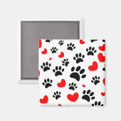 ランダムな犬の手のプリントと赤いハート マグネット (正面/裏面)