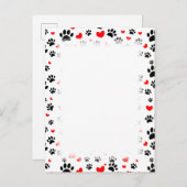 ランダムな犬の手のプリントと赤いハート 縁ど インビテーションポストカード (正面/裏面)