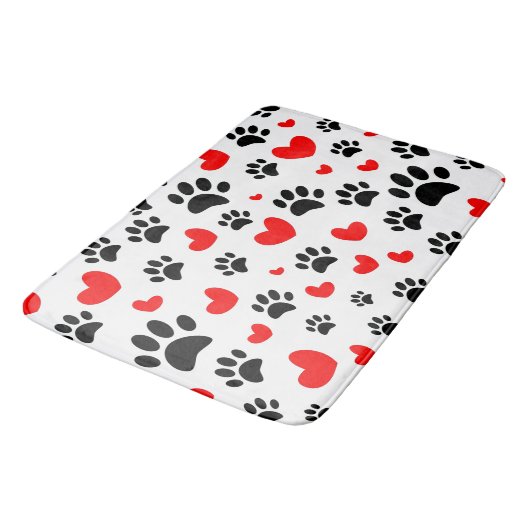 ランダムな犬の足跡と赤いハート バスマット (アングル)