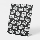 ランダムに配置されたロゴや任意の写真を探す 台座サイン (正面)