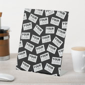 ランダムに配置されたロゴや任意の写真を探す 台座サイン (インサイチュ)