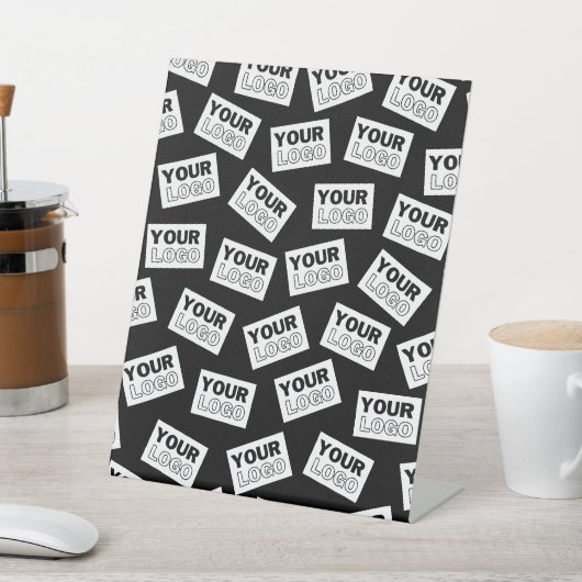 ランダムに配置されたロゴや任意の写真を探す 台座サイン (インサイチュ)