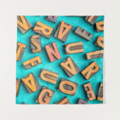 ランダム文字のオーバーヘッド背景 – ヴィンテージ文字 タペストリー (正面(横))