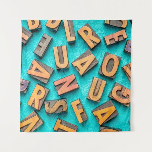 ランダム文字のオーバーヘッド背景 – ヴィンテージ文字 タペストリー (正面)