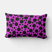 ランダム水玉模様：ホットピンクの黒 ランバークッション (裏面)