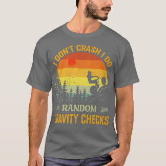 ランダム重力チェックでバイクもしくは自転車に乗る人をクラッシュしない Tシャツ