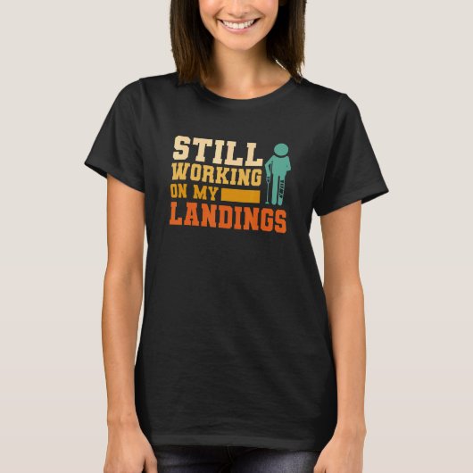 ランディングにまだ苦戦中 骨折ケガ Tシャツ (正面)