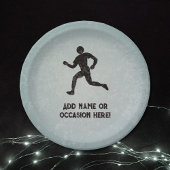 ランナーのスポーツマンとマスルリングレー上のあなたのテキスト ペーパープレート