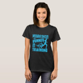 ランナー マラソンランナー トレーニング中 面白いマラソン Tシャツ (正面フル)