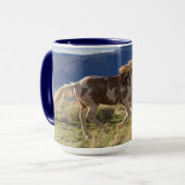 ランニングのスタリオン、スティーンズマウンテンズ、オレゴン マグカップ (正面左)