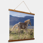 ランニングのスタリオン、スティーンズマウンテンズ、オレゴン 吊り下げ型タペストリー (傾斜あり)