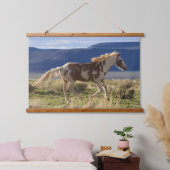 ランニングのスタリオン、スティーンズマウンテンズ、オレゴン 吊り下げ型タペストリー (寝室)