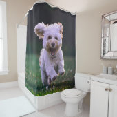 ランニングの白いプードルのかわいい犬 シャワーカーテン (インサイチュ)