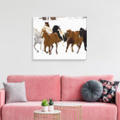 ランニングの馬が隠れ家の牧場に キャンバスプリント (インサイチュ (リビング))