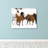 ランニングの馬が隠れ家の牧場に キャンバスプリント (インサイチュ (ウッドフロア))