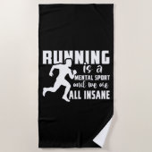 ランニングは精神的なスポーツで、我々は皆が非常識である ビーチタオル (正面)