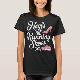 ランニングシューズを履いてかかとを上げたダイエット中のランナー Tシャツ