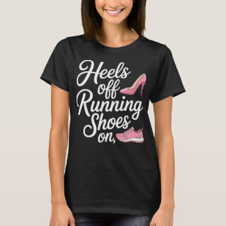 ランニングシューズを履いてかかとを上げたダイエット中のランナー Tシャツ