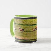 ランニング牧場の馬の群れの写真ウマ科の マグカップ (正面左)